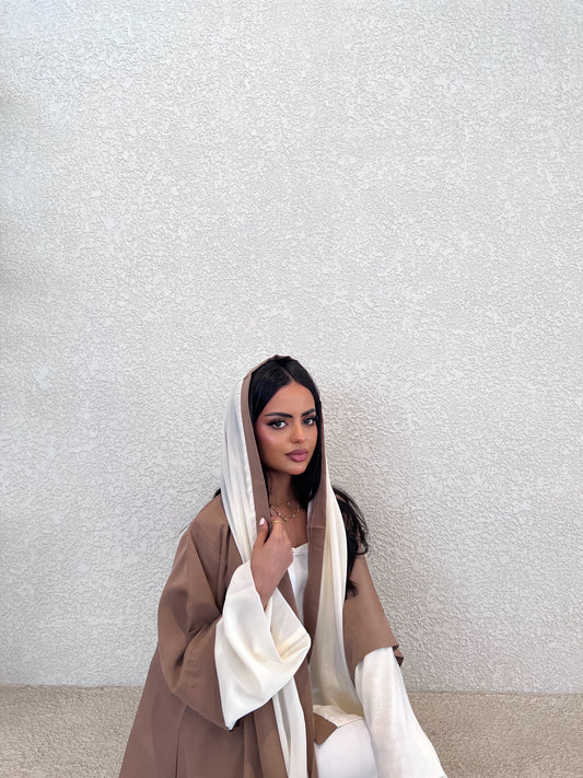 Earthy Brown Abaya with Ivory Accents عباية بني ترابي بلمسات سكري