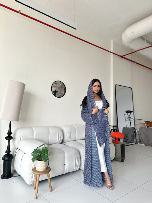 Abaya with polka dot pattern in white and blue, عباية شيفون طبقات بطبعة البولكا دوت باللونين الكحلي و الابيض
