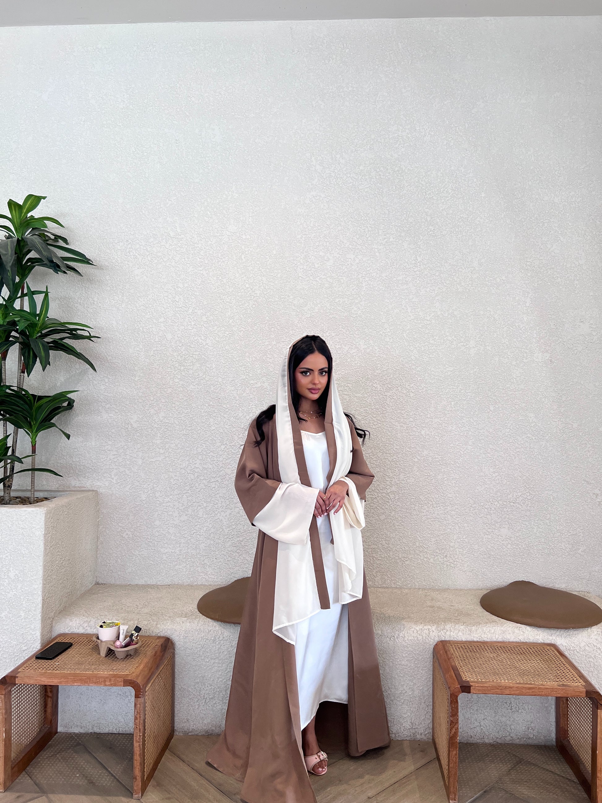  Earthy Brown Abaya with Ivory Accents عباية بني ترابي بلمسات سكري