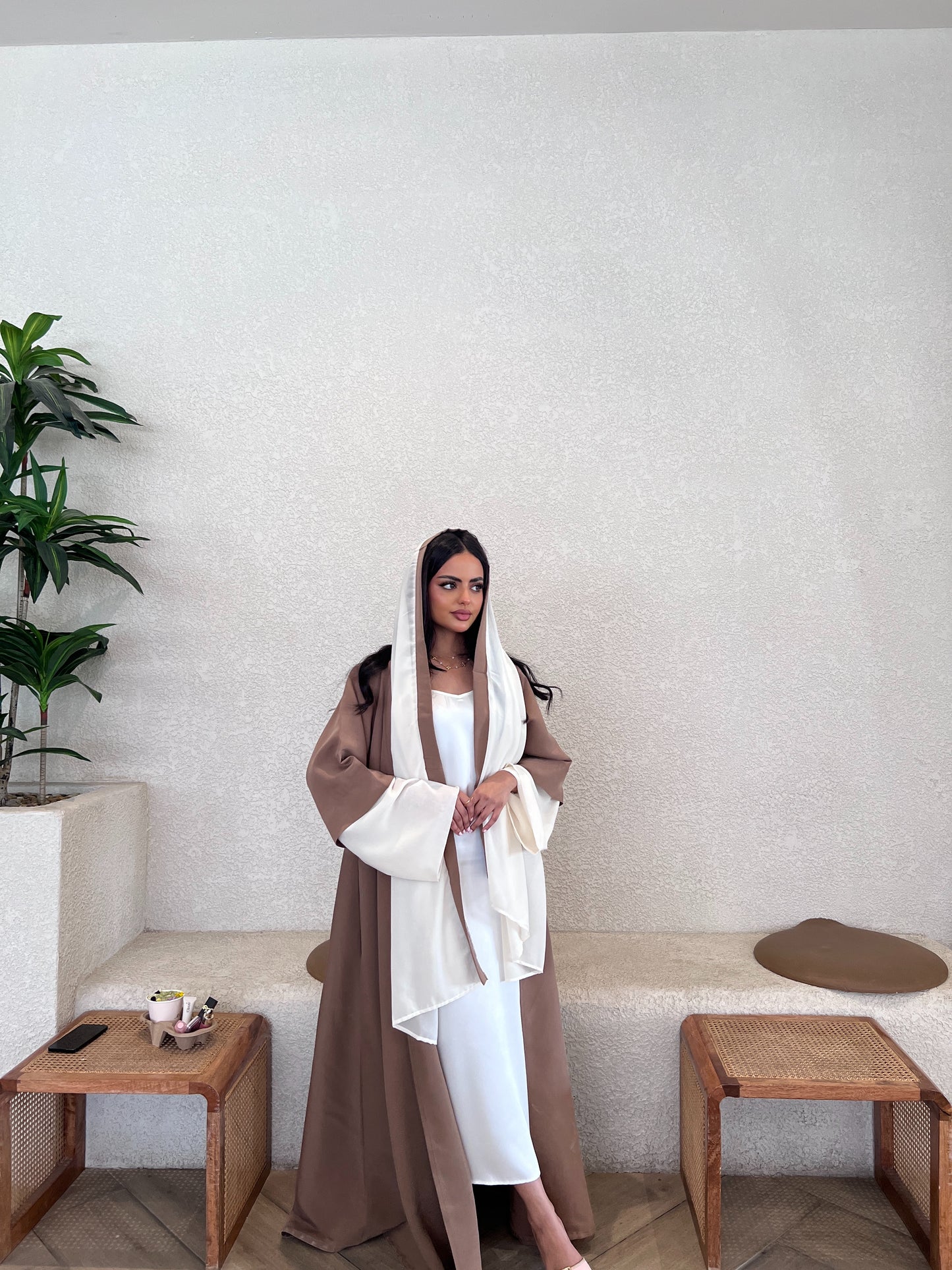  Earthy Brown Abaya with Ivory Accents عباية بني ترابي بلمسات سكري