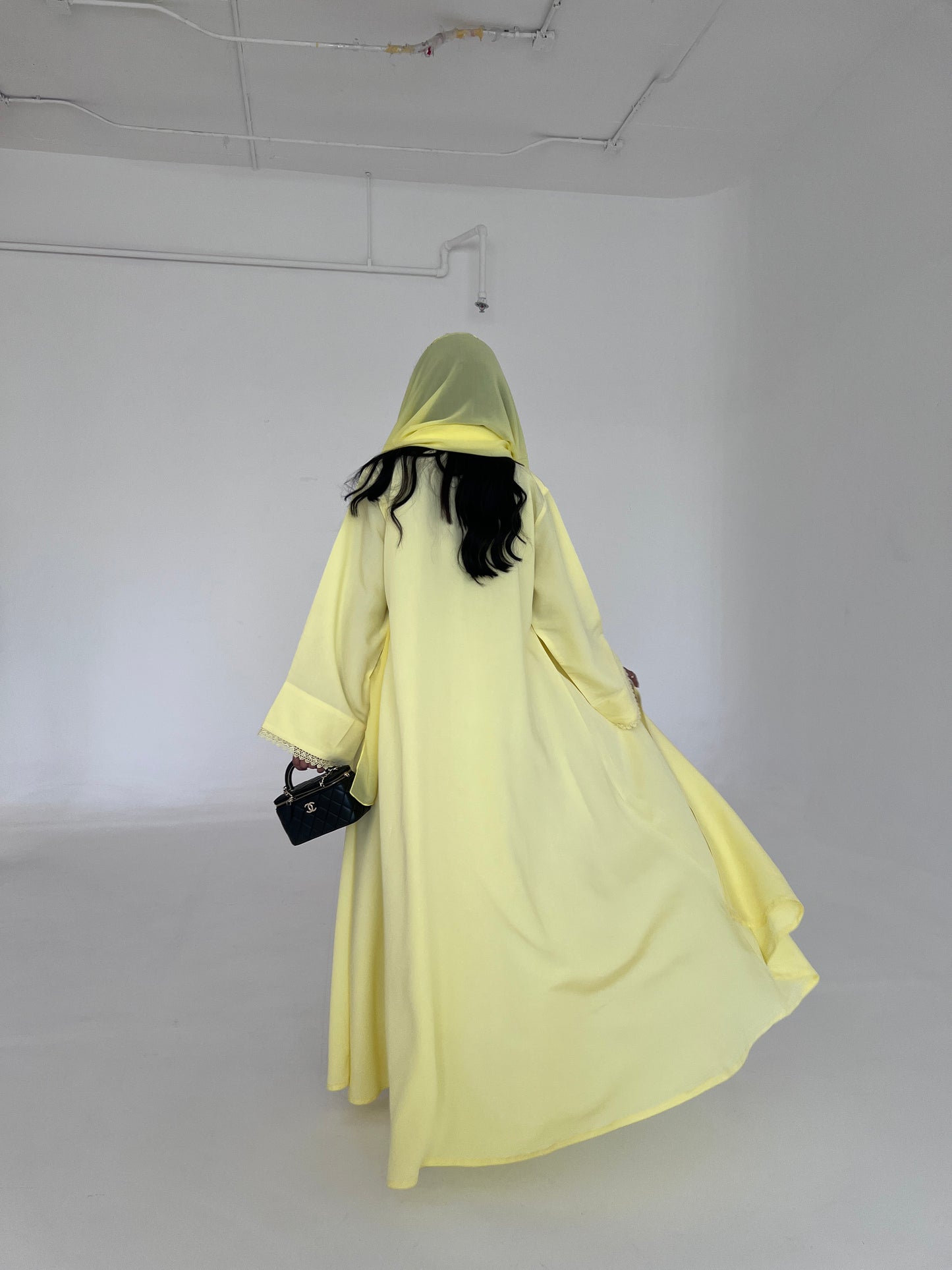 عباية سادة من الحرير المغسول باللون الأصفر بتفاصيل دانتيل-Yellow Washed Silk Abaya with Lace Trim