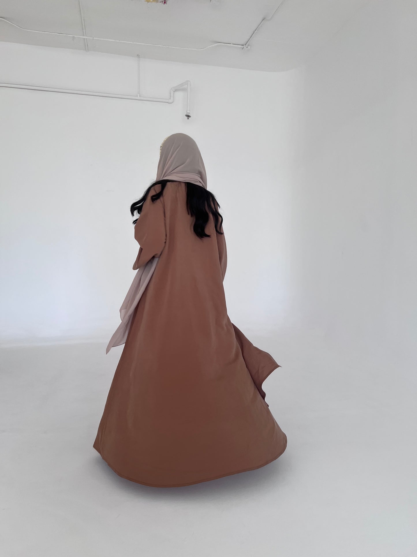 عباية سادة نص كلوش من الحرير المغسول باللون البني بتفاصيل دانتيل Flared Brown Washed Silk Abaya with Lace Trim