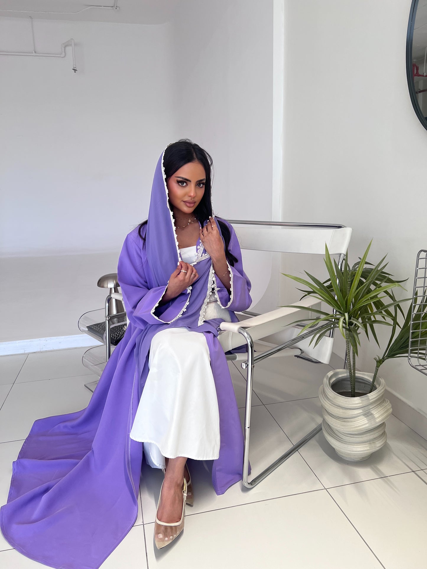 Flared Purple Washed Silk Abaya with Lace Trim عباية سادة نص كلوش من الحرير المغسول باللون البنفسجي مع حواف دانتيل