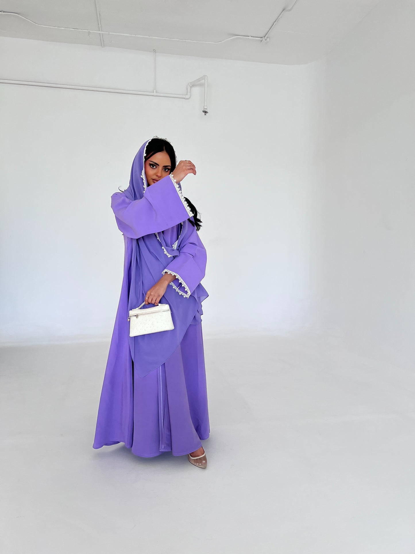 Flared Purple Washed Silk Abaya with Lace Trim عباية سادة نص كلوش من الحرير المغسول باللون البنفسجي مع حواف دانتيل