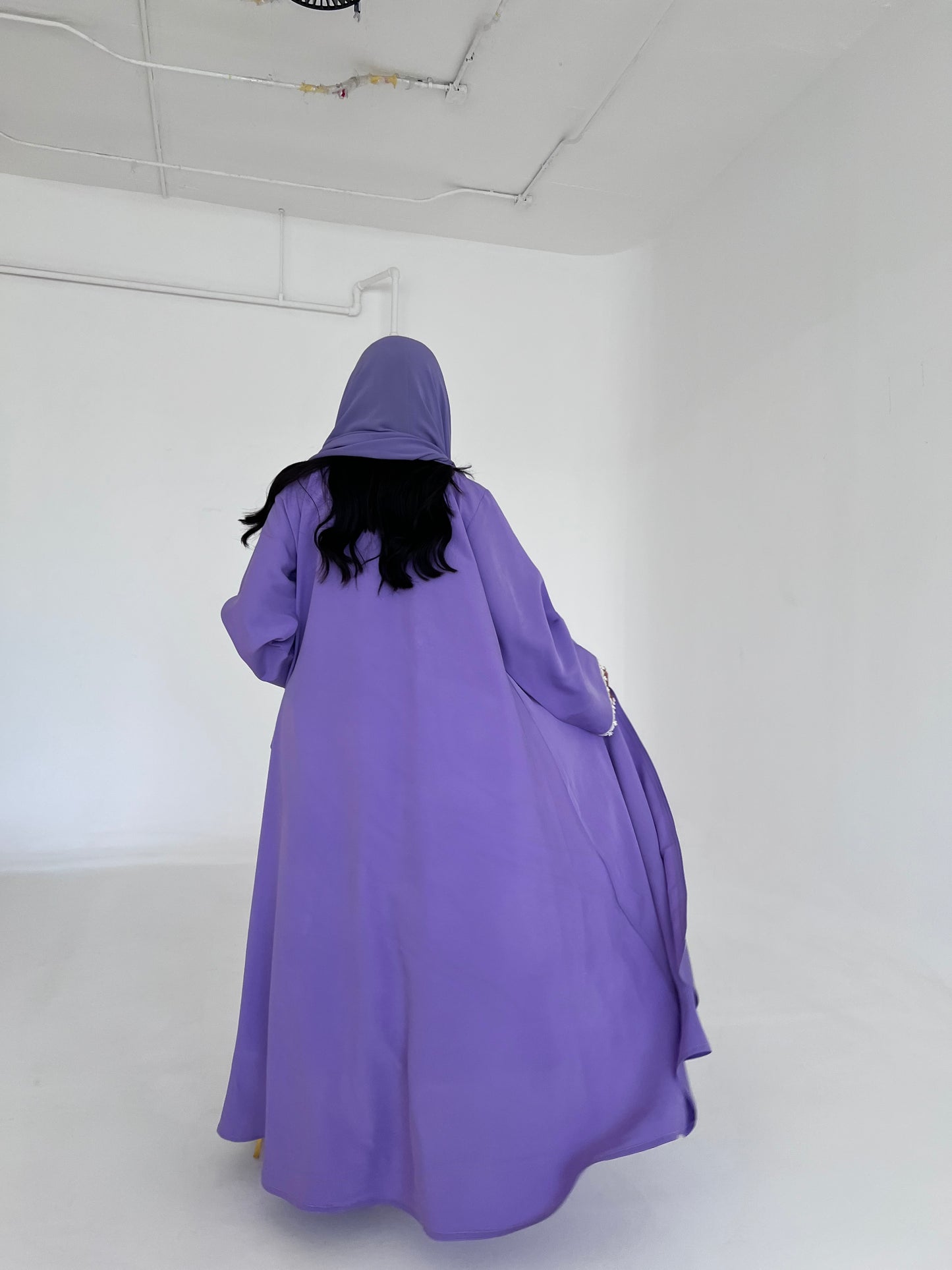 Flared Purple Washed Silk Abaya with Lace Trim عباية سادة نص كلوش من الحرير المغسول باللون البنفسجي مع حواف دانتيل