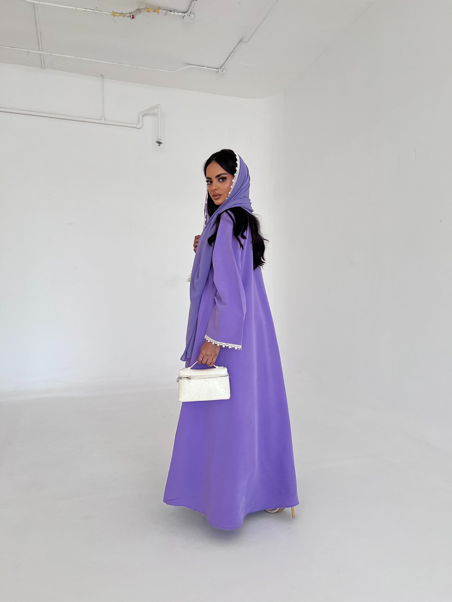 Flared Purple Washed Silk Abaya with Lace Trim عباية سادة نص كلوش من الحرير المغسول باللون البنفسجي مع حواف دانتيل