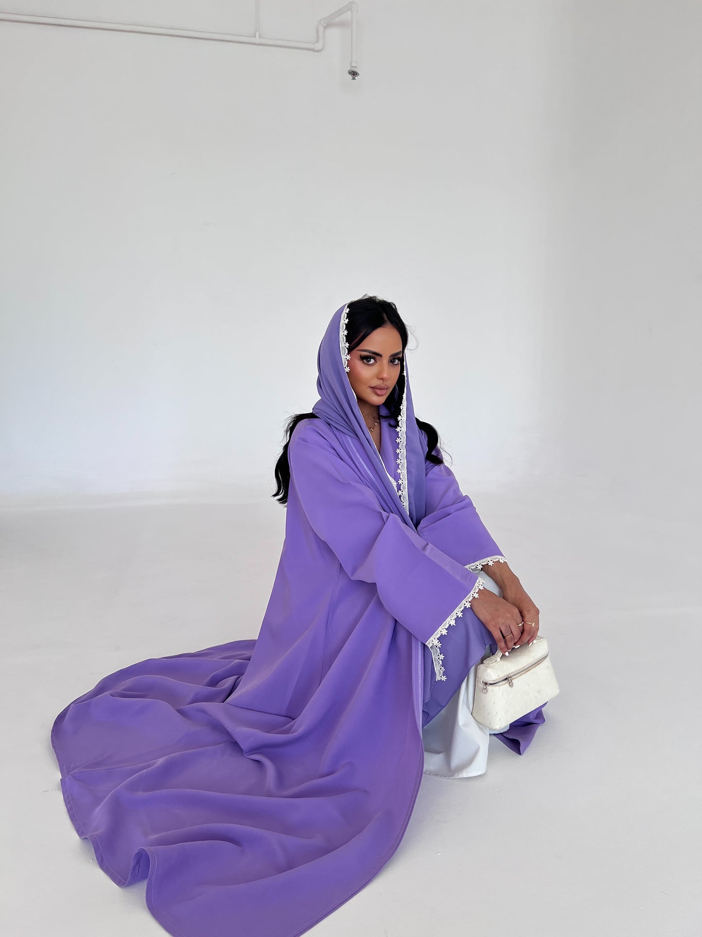 Flared Purple Washed Silk Abaya with Lace Trim عباية سادة نص كلوش من الحرير المغسول باللون البنفسجي مع حواف دانتيل