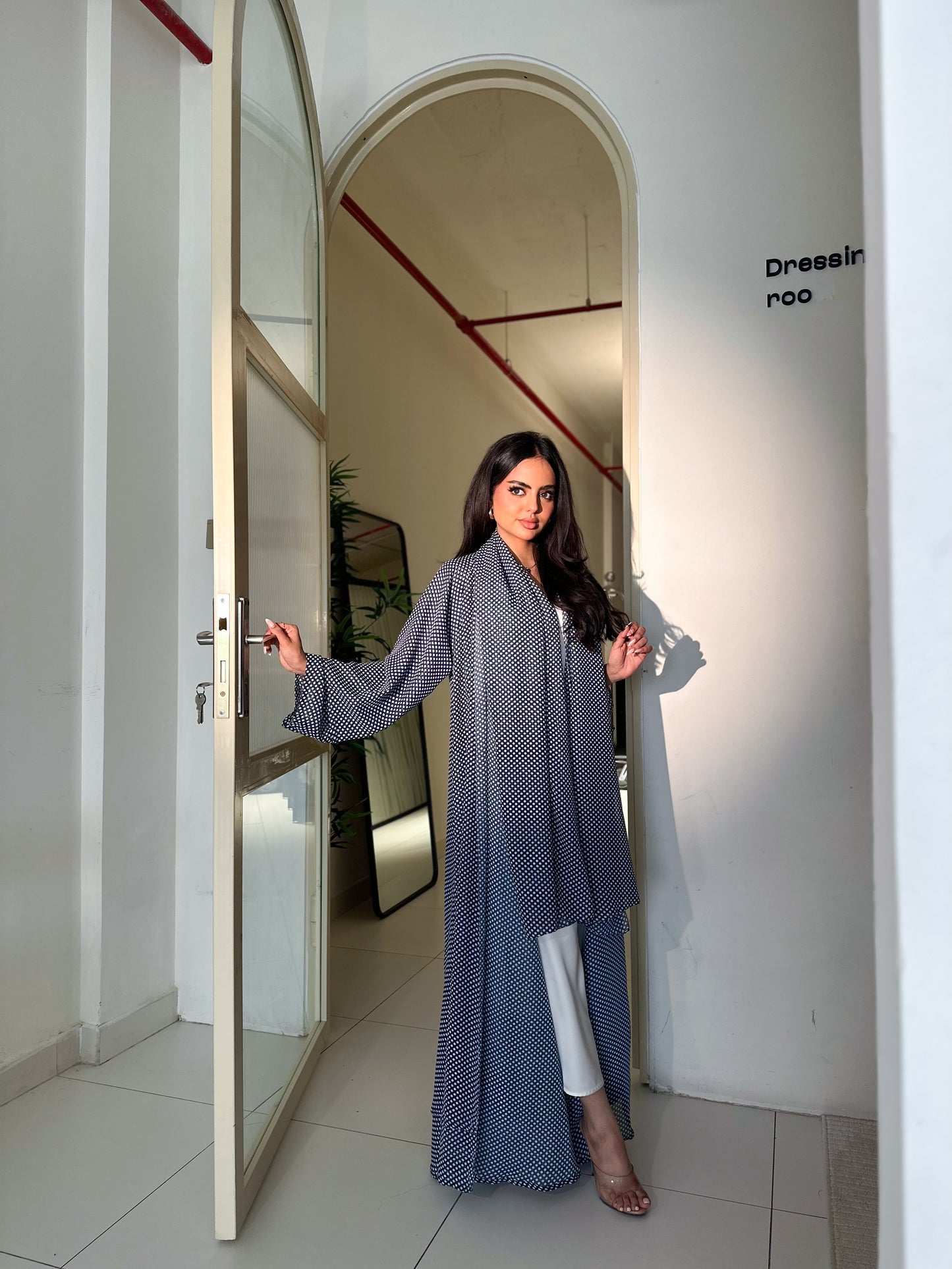 Abaya with polka dot pattern in white and blue, عباية شيفون طبقات بطبعة البولكا دوت باللونين الكحلي و الابيض