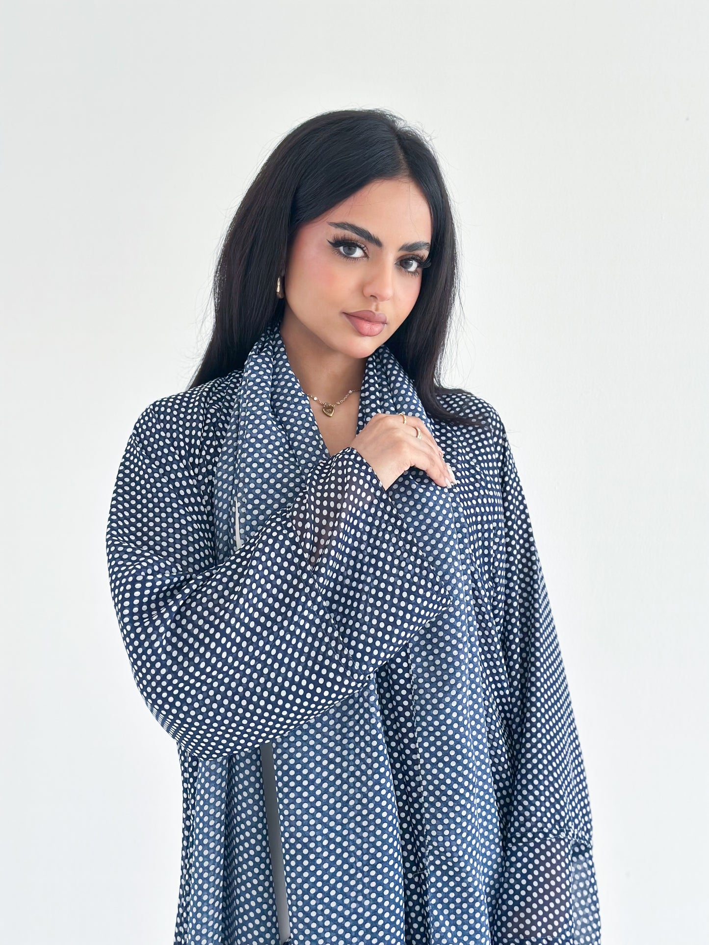 Abaya with polka dot pattern in white and blue, عباية شيفون طبقات بطبعة البولكا دوت باللونين الكحلي و الابيض