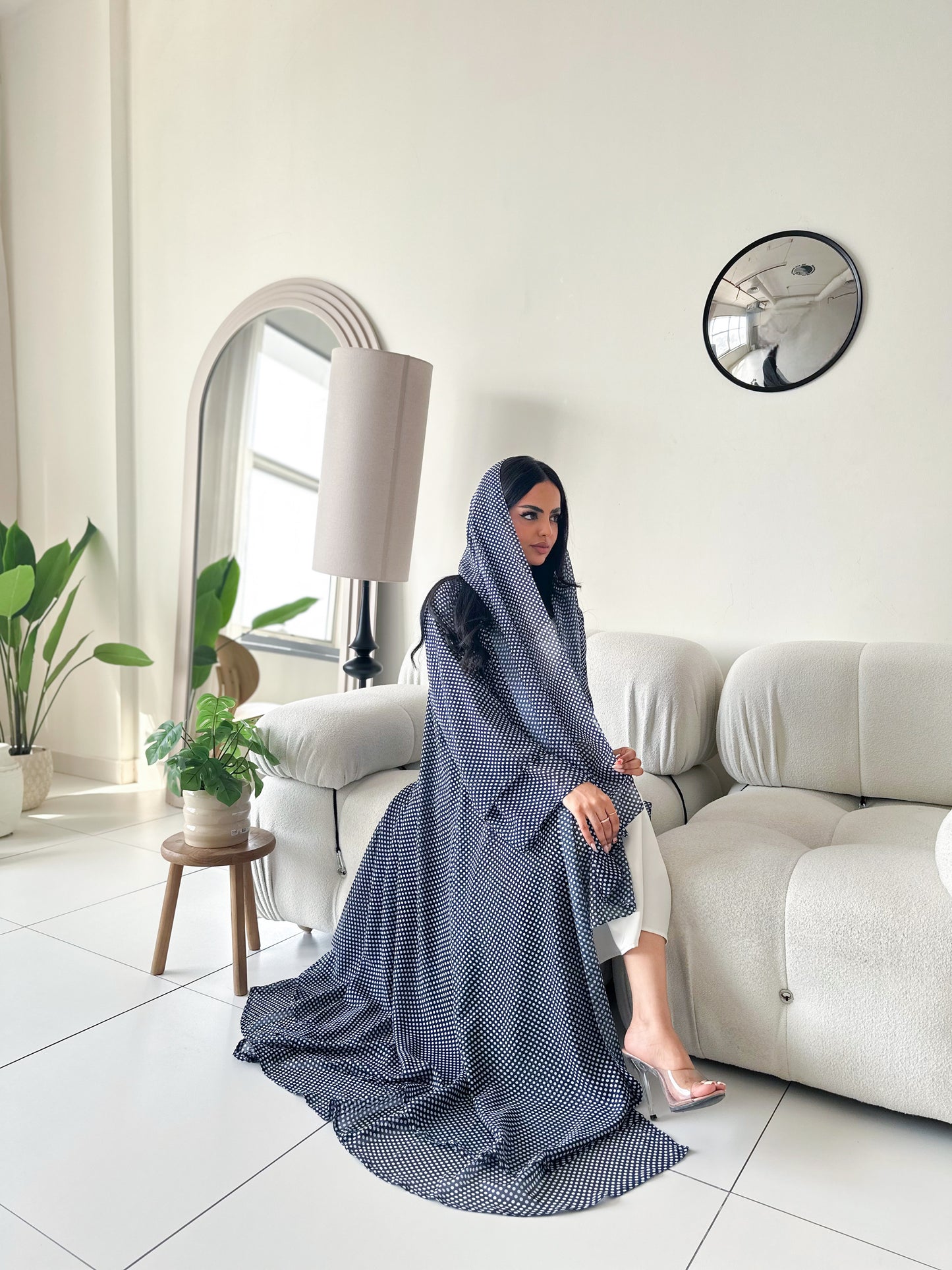Abaya with polka dot pattern in white and blue, عباية شيفون طبقات بطبعة البولكا دوت باللونين الكحلي و الابيض