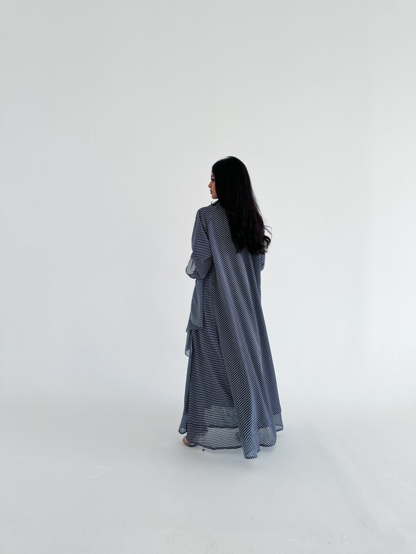 Abaya with polka dot pattern in white and blue, عباية شيفون طبقات بطبعة البولكا دوت باللونين الكحلي و الابيض