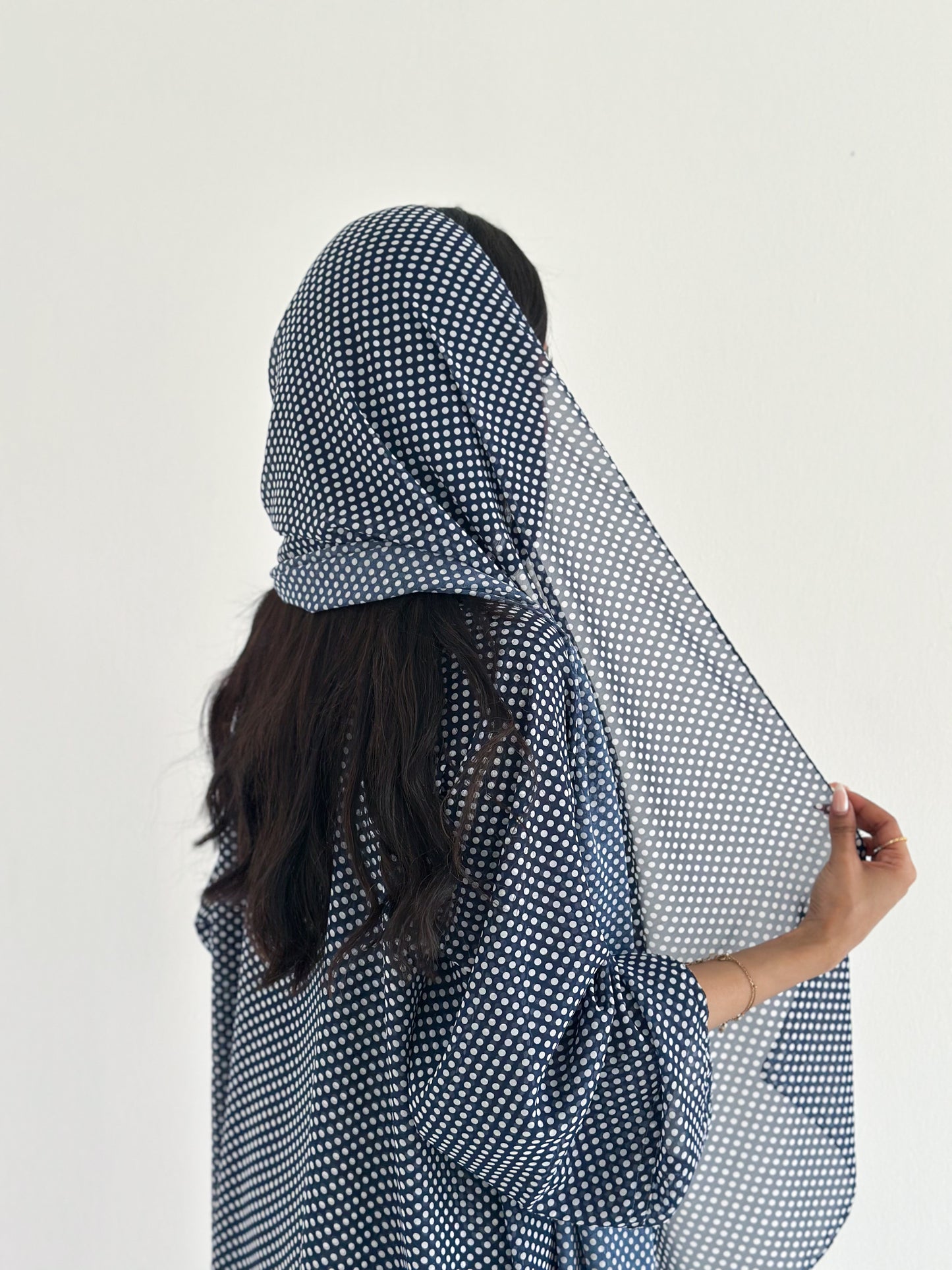 Abaya with polka dot pattern in white and blue, عباية شيفون طبقات بطبعة البولكا دوت باللونين الكحلي و الابيض