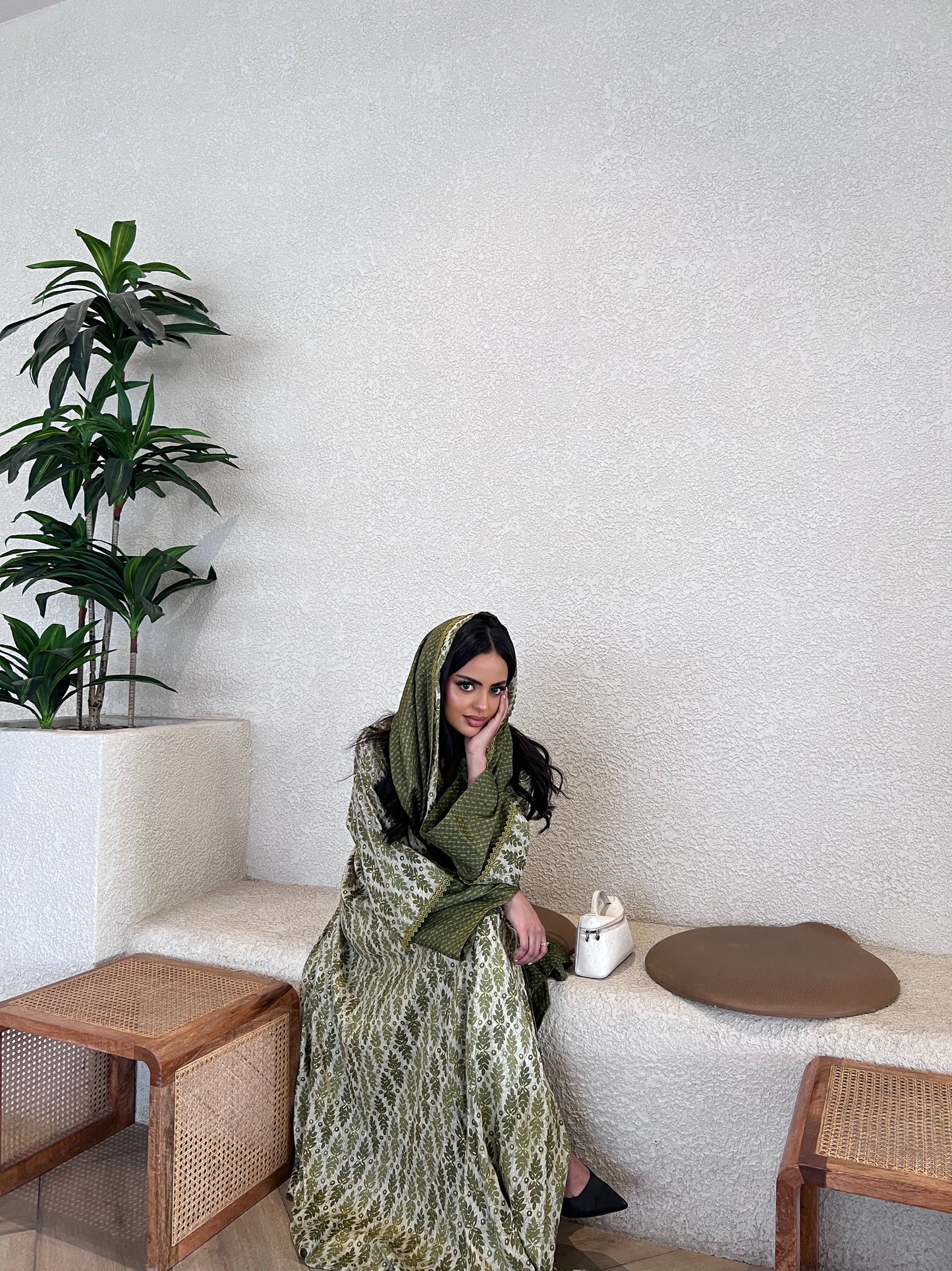 عباية هندية أخضر زيتوني بنقشة بيزلي   paisley-patterned Olive Green Indian Abaya