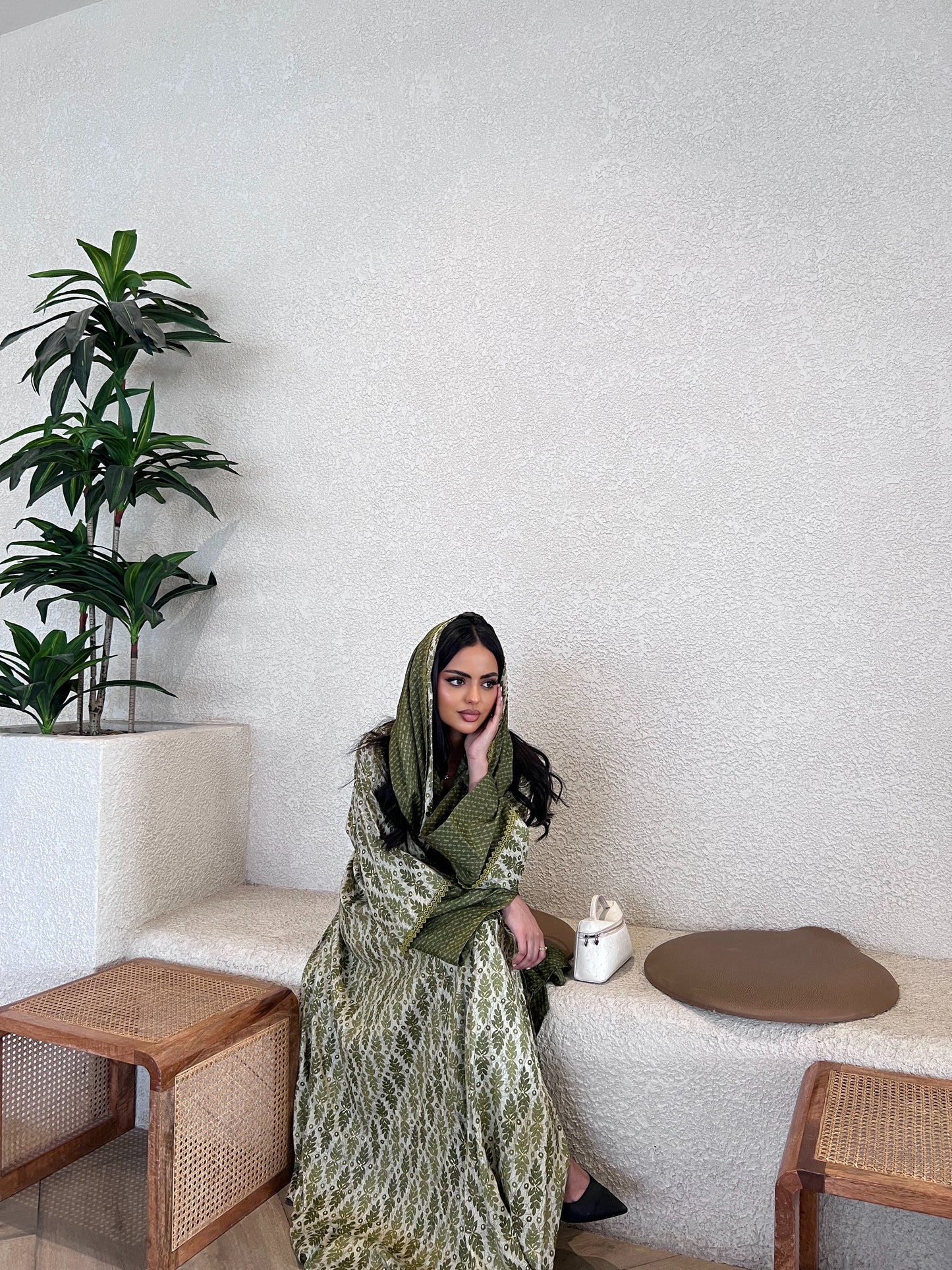 عباية هندية أخضر زيتوني بنقشة بيزلي   paisley-patterned Olive Green Indian Abaya