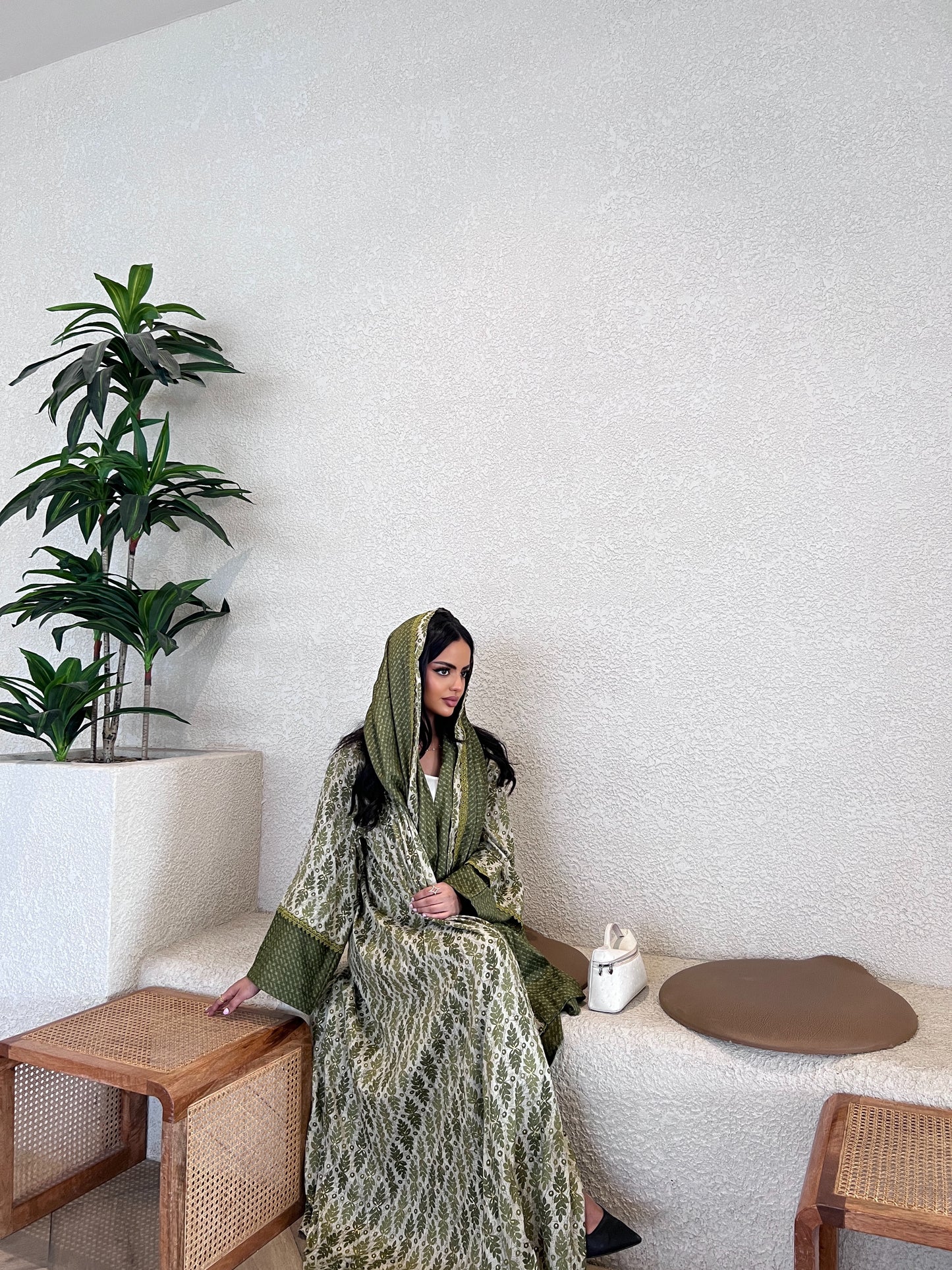 عباية هندية أخضر زيتوني بنقشة بيزلي   paisley-patterned Olive Green Indian Abaya