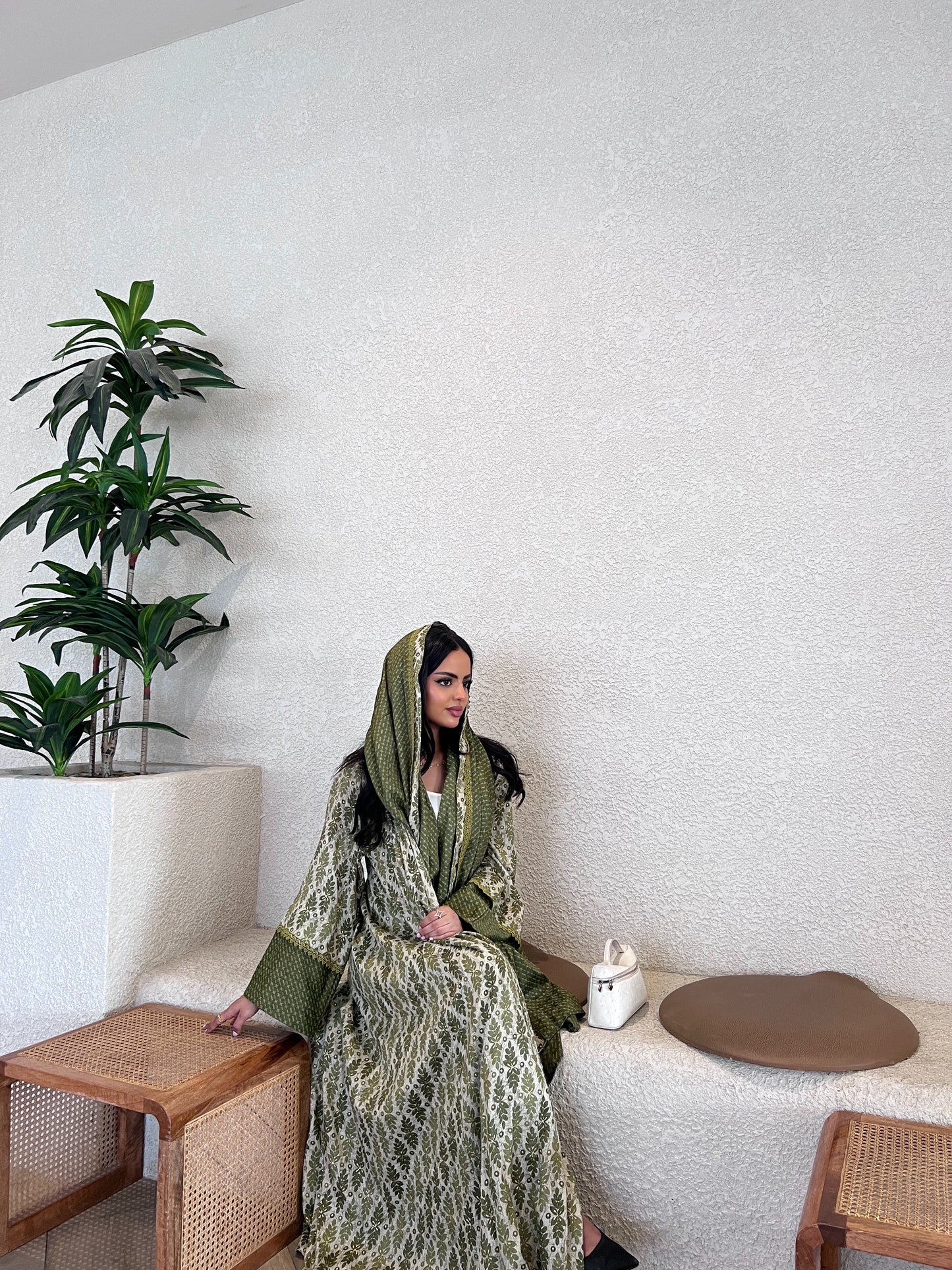 عباية هندية أخضر زيتوني بنقشة بيزلي   paisley-patterned Olive Green Indian Abaya