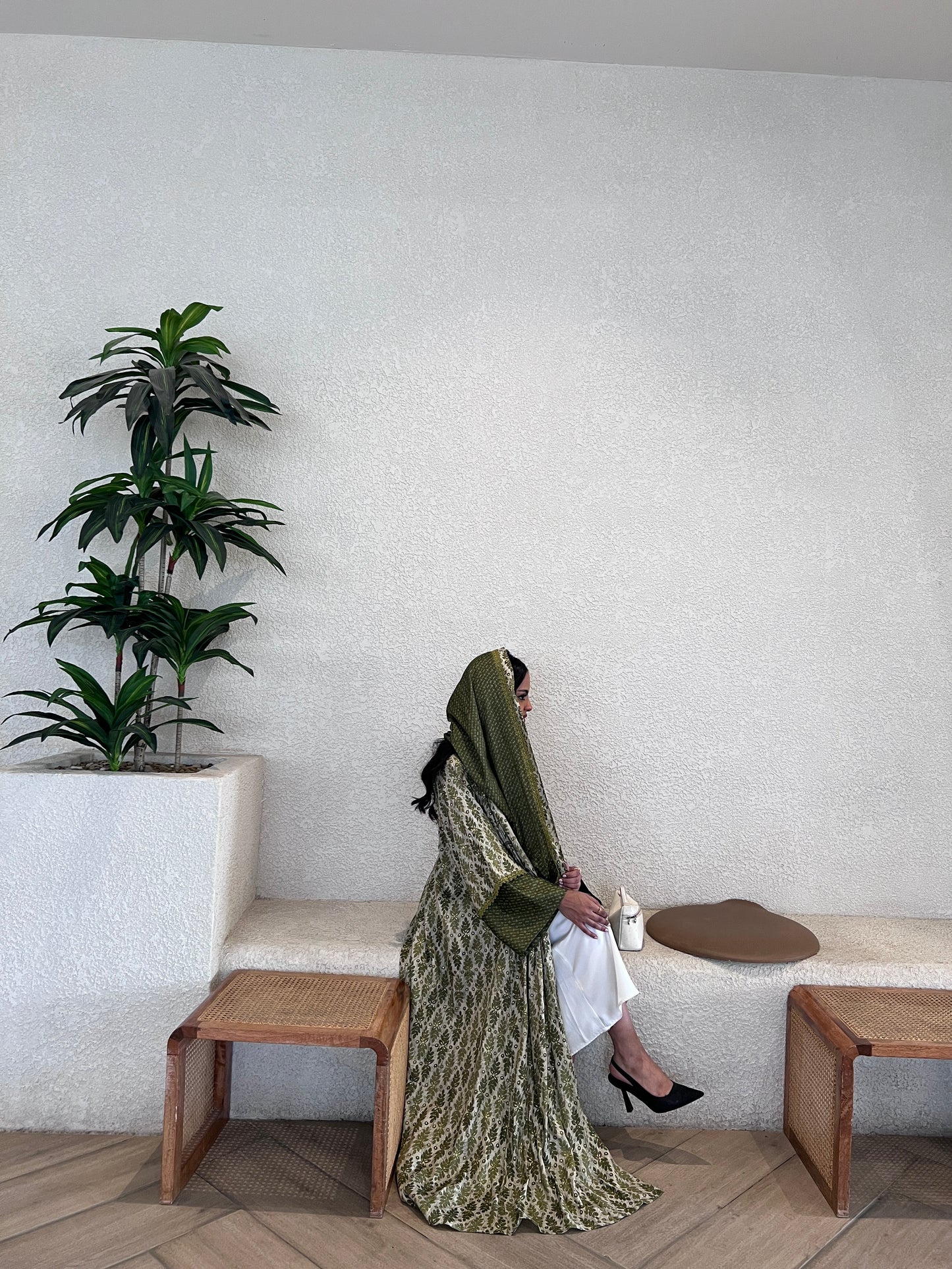 عباية هندية أخضر زيتوني بنقشة بيزلي   paisley-patterned Olive Green Indian Abaya