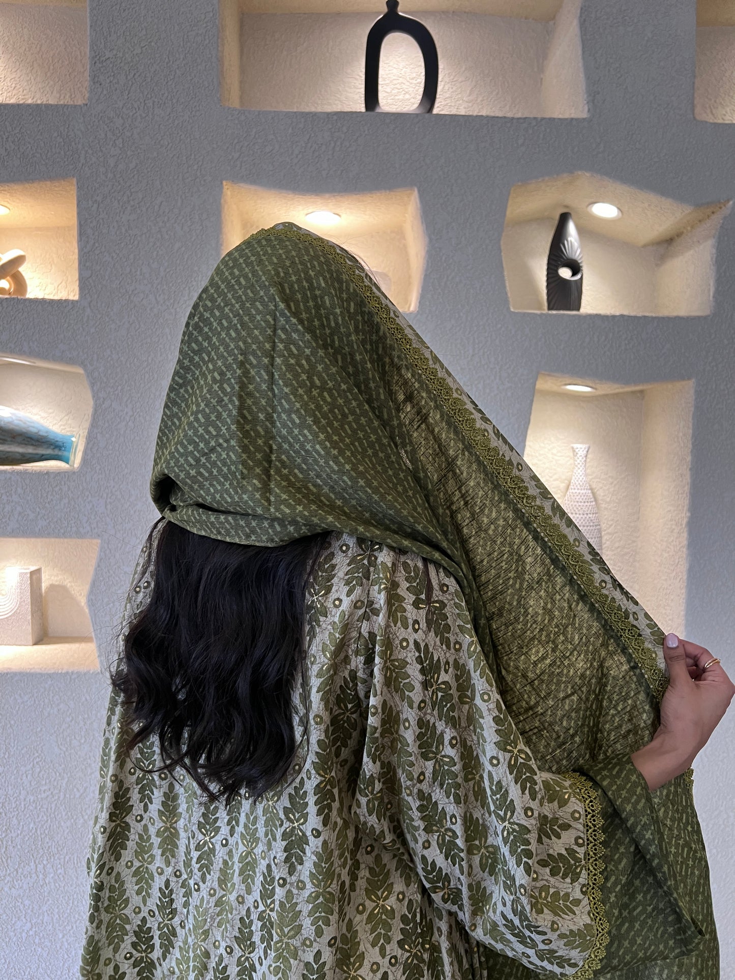 عباية هندية أخضر زيتوني بنقشة بيزلي   paisley-patterned Olive Green Indian Abaya