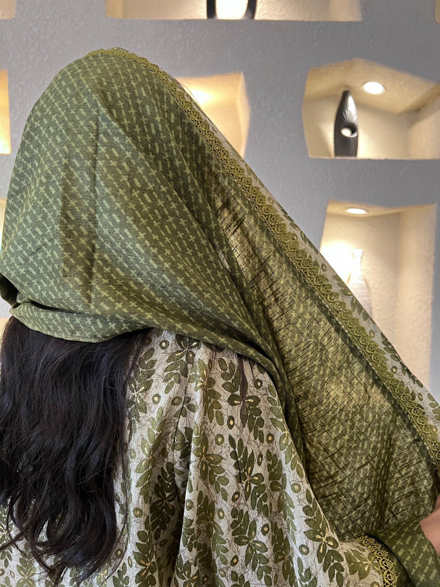 عباية هندية أخضر زيتوني بنقشة بيزلي   paisley-patterned Olive Green Indian Abaya