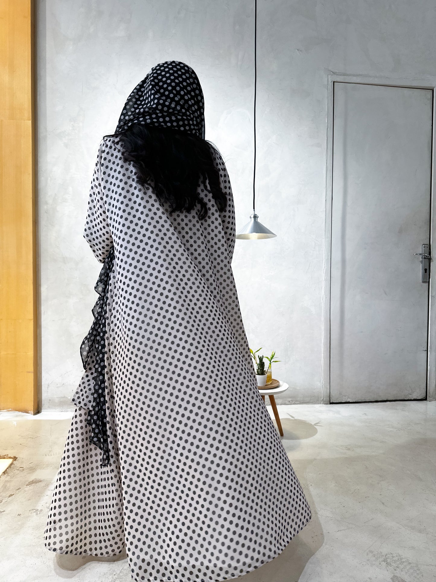 2025 عباية شيفون منقطة - أبيض وأسود | موضة صيف Polka Dot Chiffon Abaya – Black & White | Summer 2025 Trend