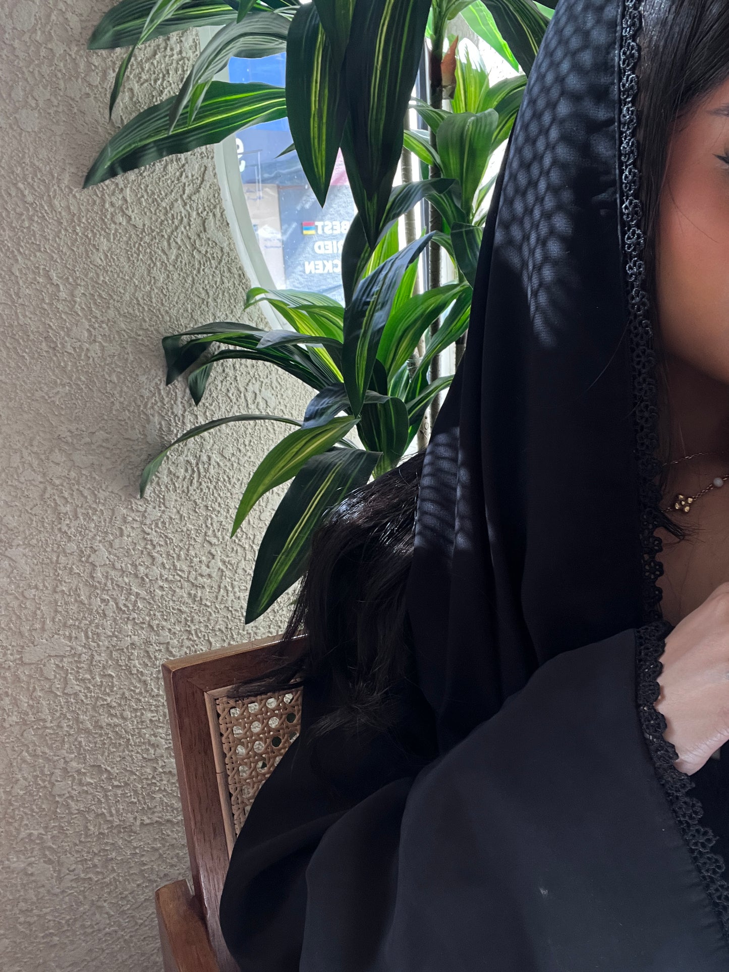 Classic Black with Lace Details عباية سوداء بتفاصيل دانتيل أسود