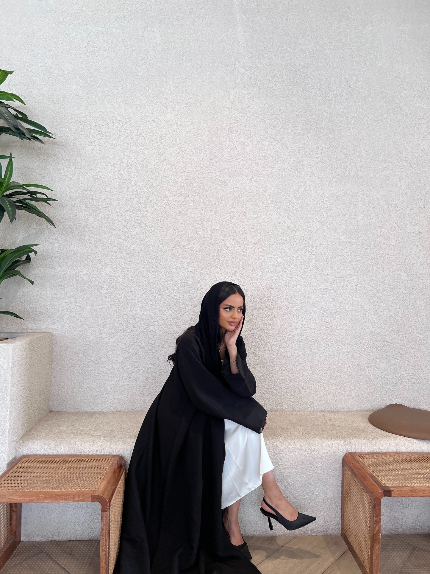 Classic Black with Lace Details عباية سوداء بتفاصيل دانتيل أسود