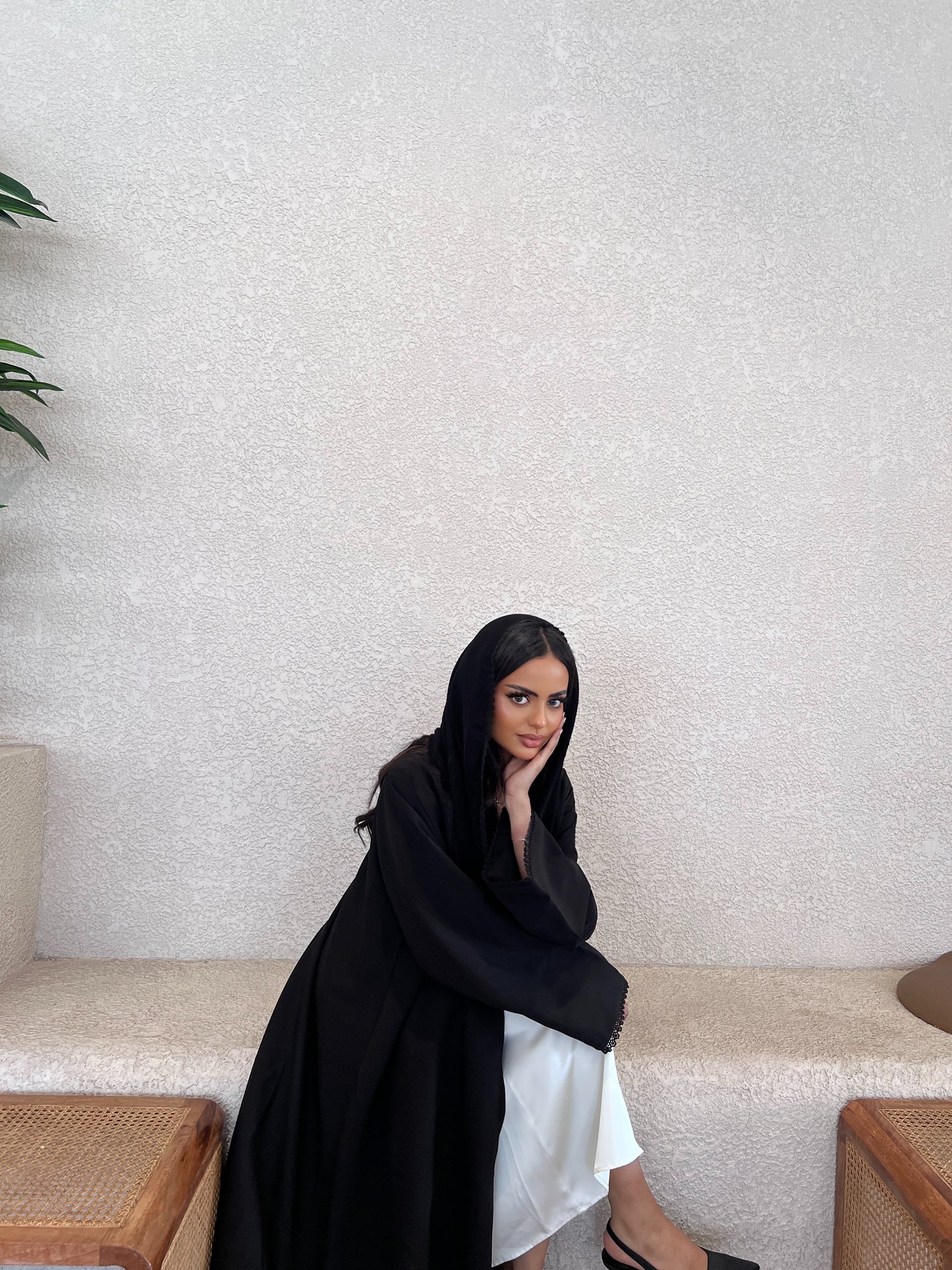 Classic Black with Lace Details عباية سوداء بتفاصيل دانتيل أسود