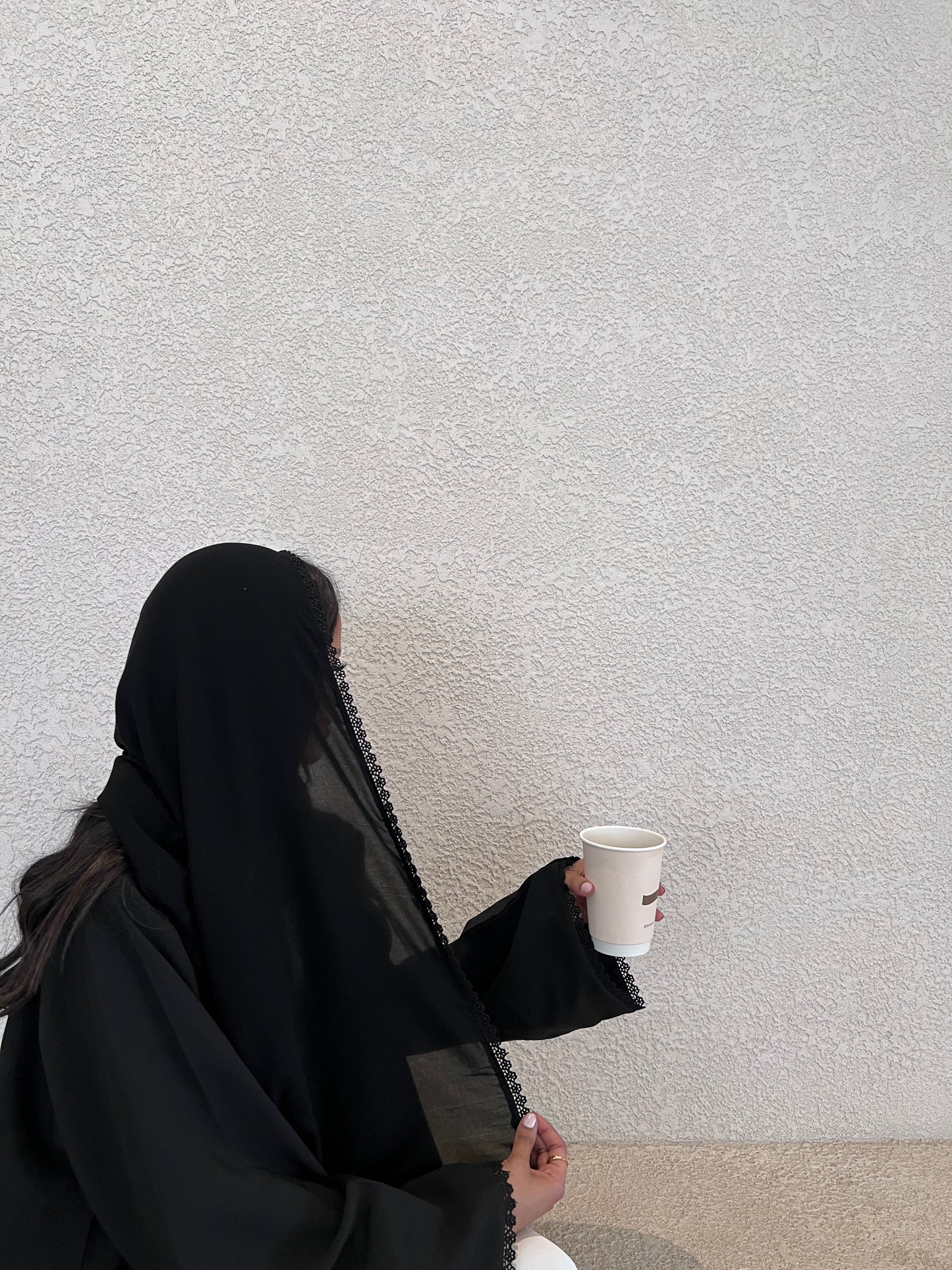 Classic Black with Lace Details عباية سوداء بتفاصيل دانتيل أسود