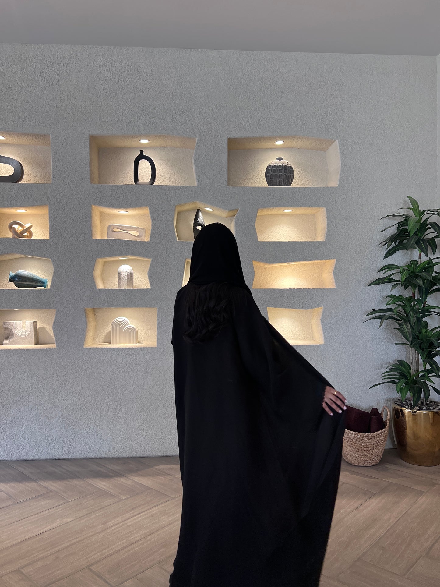 Classic Black with Lace Details عباية سوداء بتفاصيل دانتيل أسود