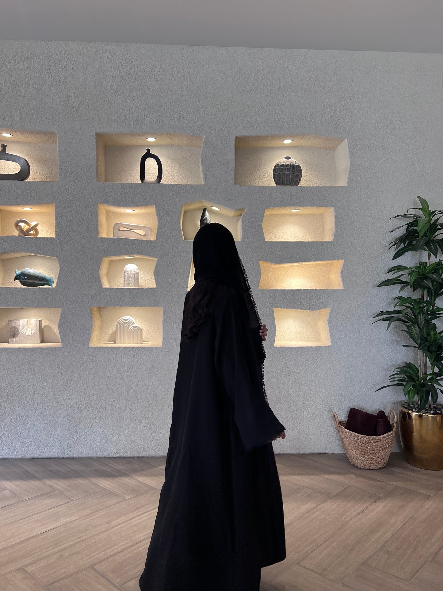 Classic Black with Lace Details عباية سوداء بتفاصيل دانتيل أسود