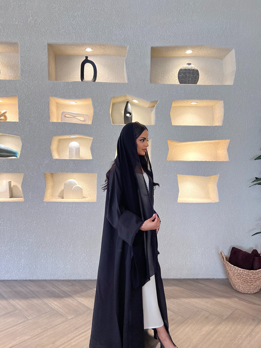Classic Black with Lace Details عباية سوداء بتفاصيل دانتيل أسود