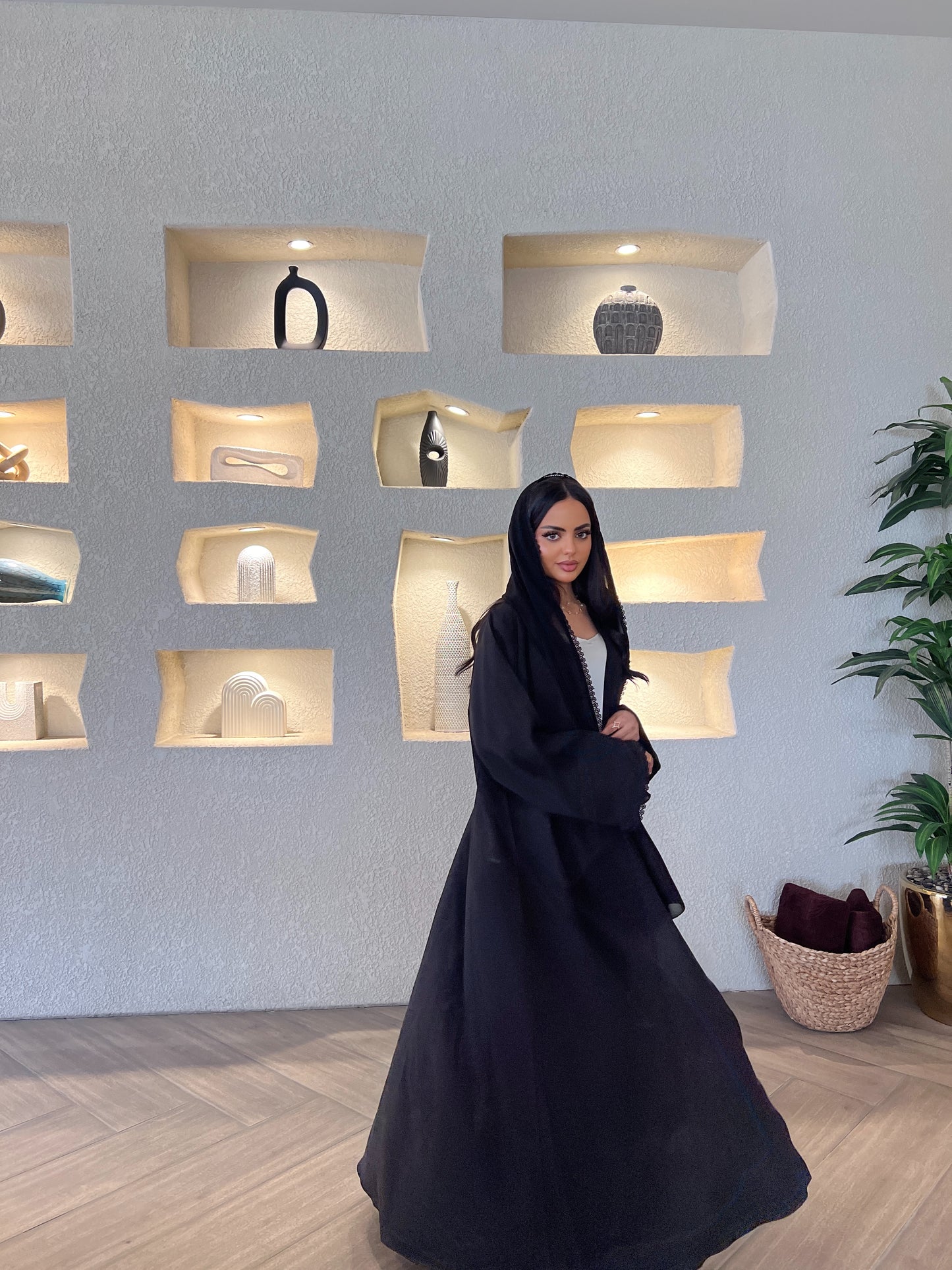 Classic Black with Lace Details عباية سوداء بتفاصيل دانتيل أسود