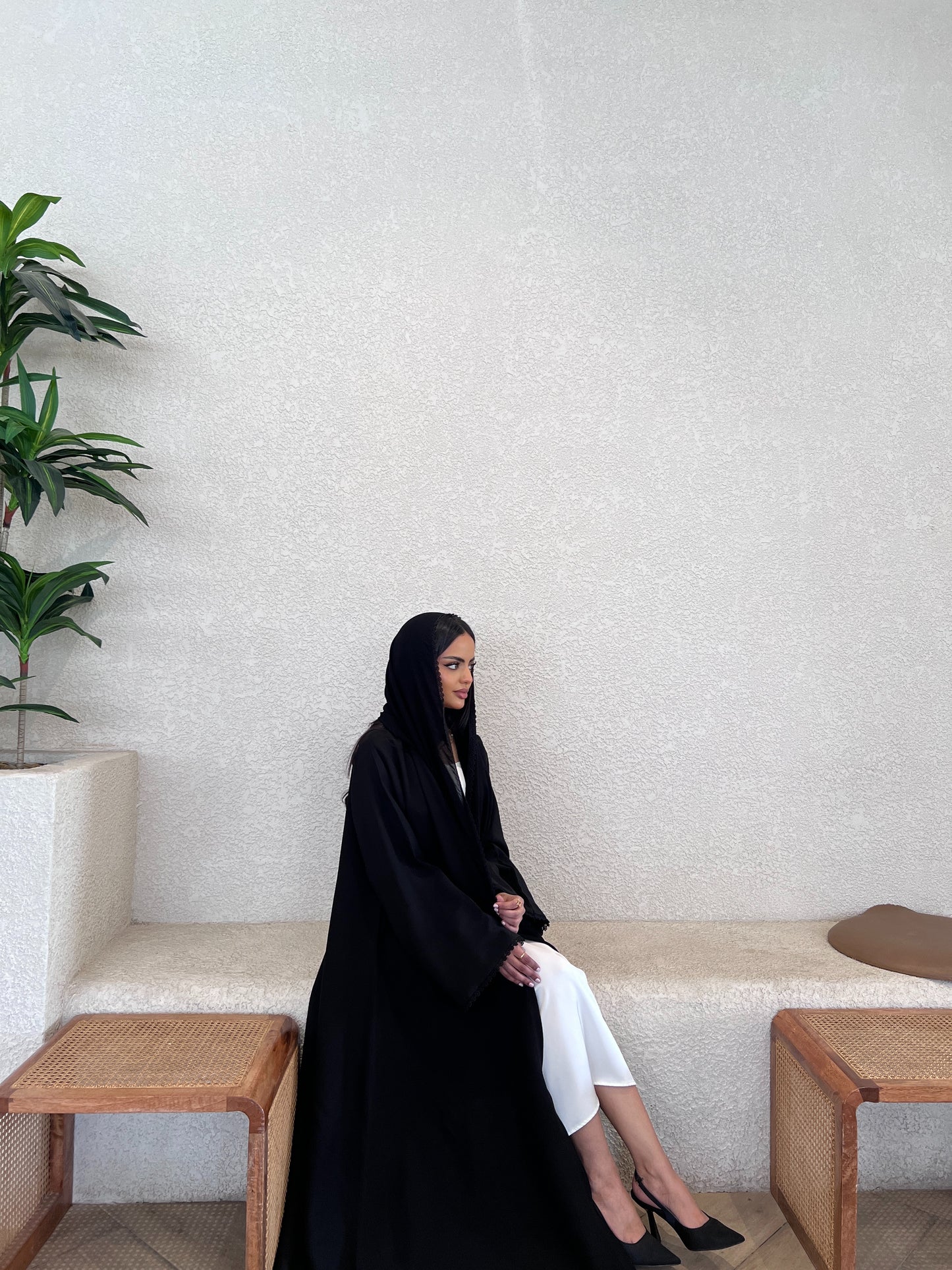 Classic Black with Lace Details عباية سوداء بتفاصيل دانتيل أسود
